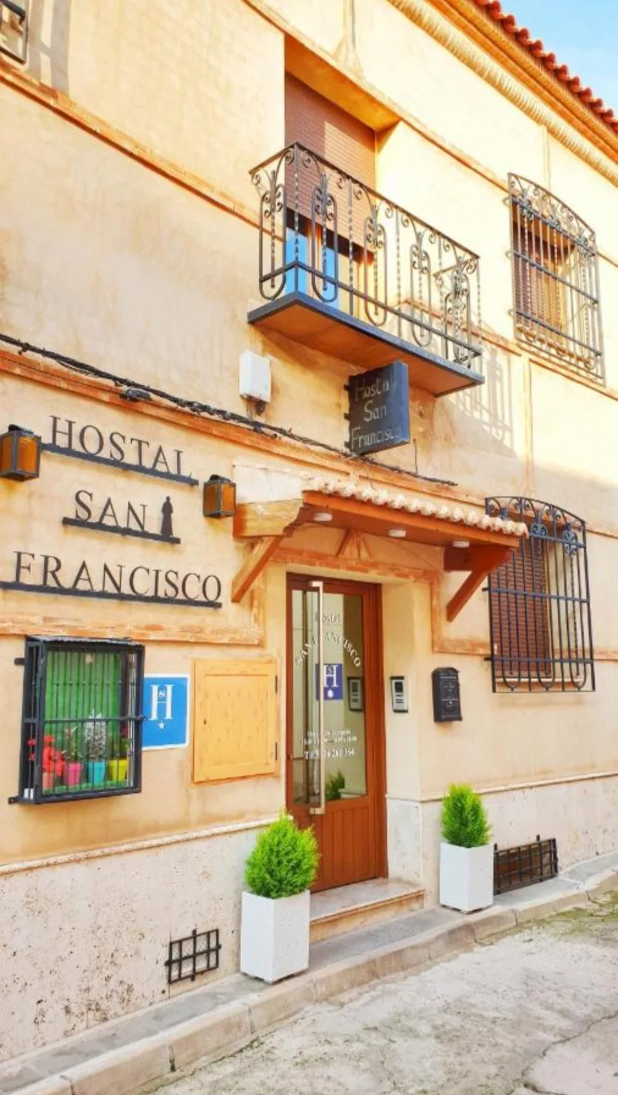 Fachada del Hostal San Francisco, en el Callejón del Destierro Nº 1 de Almagro